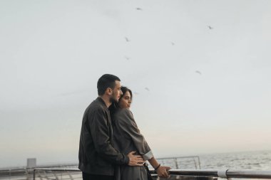 Gün batımında yürüyen güzel sevgi dolu çift, otantik aşk