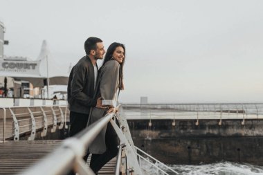 Gün batımında yürüyen güzel sevgi dolu çift, otantik aşk