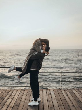 Gün batımında yürüyen güzel sevgi dolu çift, otantik aşk