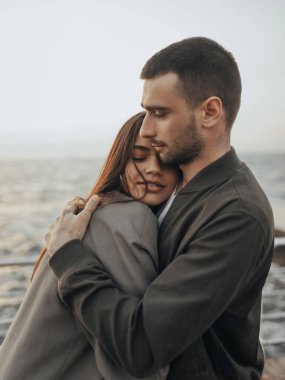 Gün batımında yürüyen güzel sevgi dolu çift, otantik aşk