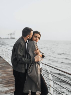 Gün batımında yürüyen güzel sevgi dolu çift, otantik aşk