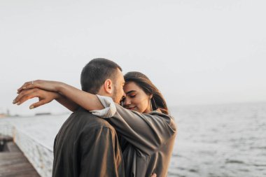 Gün batımında yürüyen güzel sevgi dolu çift, otantik aşk