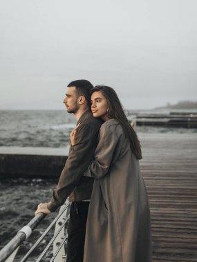 Gün batımında yürüyen güzel sevgi dolu çift, otantik aşk