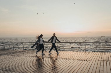 Gün batımında yürüyen güzel seven çift