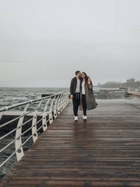 Gün batımında yürüyen güzel sevgi dolu çift, otantik aşk