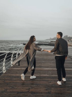 Gün batımında yürüyen güzel sevgi dolu çift, otantik aşk