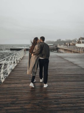 Gün batımında yürüyen güzel sevgi dolu çift, otantik aşk