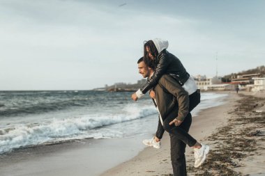 Gün batımında yürüyen güzel sevgi dolu çift, otantik aşk