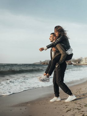 Gün batımında yürüyen güzel sevgi dolu çift, otantik aşk
