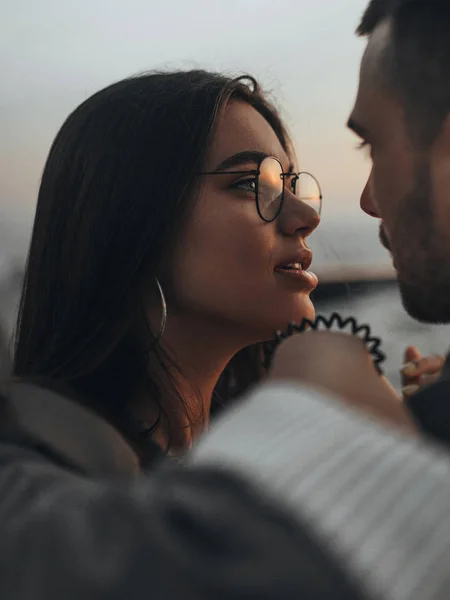 Beautiful Loving Couple Walking Sunset Authentic Love — Stock Photo, Image