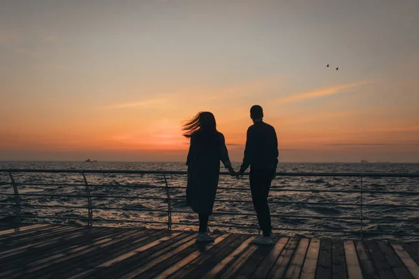 Indah Mencintai Pasangan Berjalan Saat Matahari Terbenam — Stok Foto