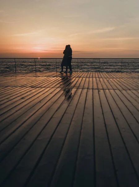 Indah Mencintai Pasangan Berjalan Saat Matahari Terbenam — Stok Foto