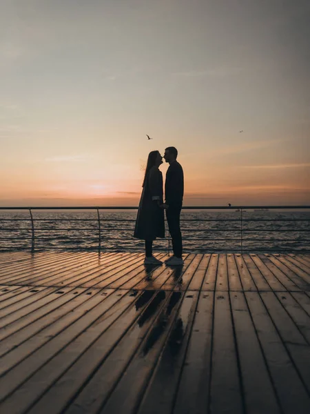 Belo Casal Amoroso Andando Pôr Sol — Fotografia de Stock