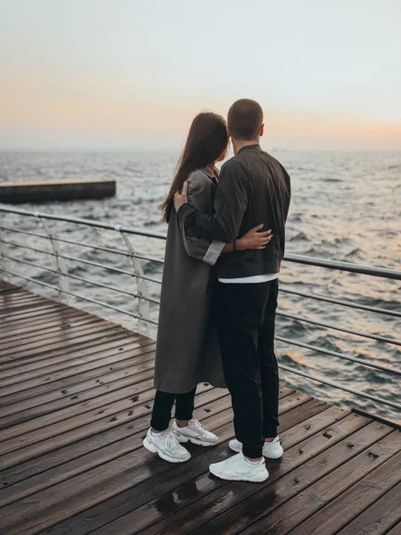 日没時に歩く美しい愛するカップル — ストック写真