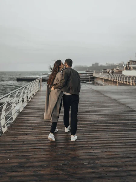 Gün batımında yürüyen güzel sevgi dolu çift, otantik aşk