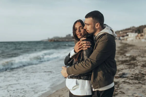 Любящая Пара Гуляющая Закате Влюбленная Стоковое Изображение