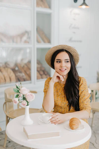 Hermosa Chica Bebe Café Con Croissants — Foto de Stock