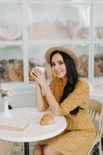 Hermosa Chica Bebe Café Con Croissants — Foto de Stock