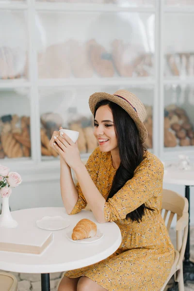 Menina Bonita Bebe Café Com Croissants — Fotografia de Stock