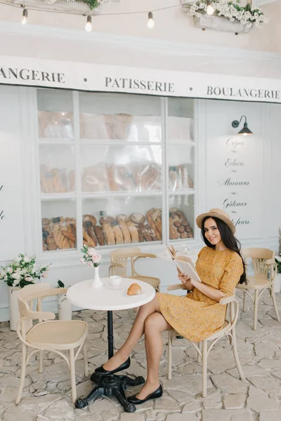 Hermosa Chica Bebe Café Con Croissants —  Fotos de Stock