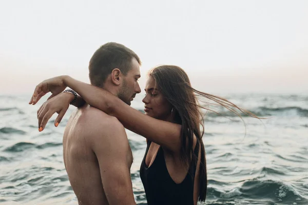 可爱的夫妇在海里接吻 — 图库照片