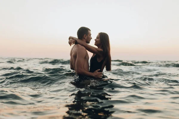 Lovely Couple Kissing Sea — Stock Photo, Image