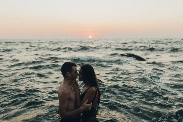 Lovely Couple Kissing Sea — Stock Photo, Image