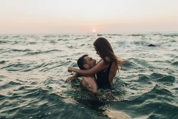 Lovely Couple Kissing Sea — Stock Photo, Image