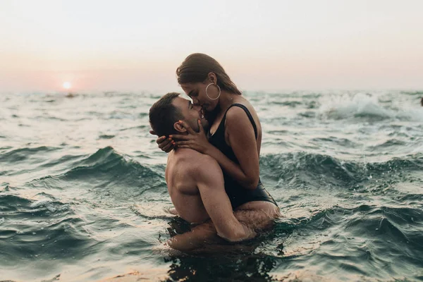 可爱的夫妇在海里接吻 — 图库照片
