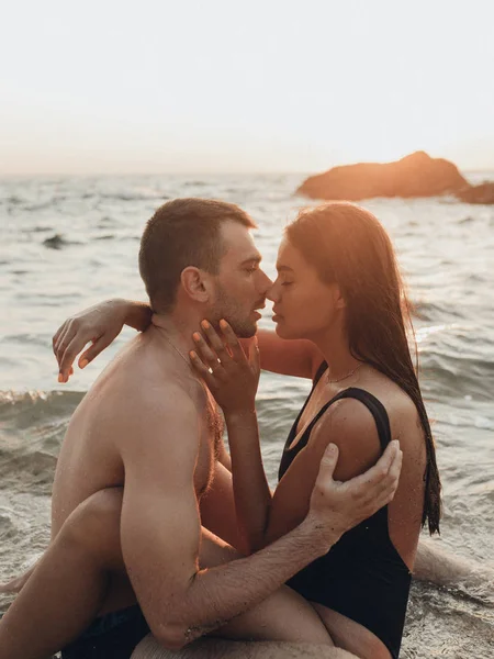 Lindo Casal Beijando Mar — Fotografia de Stock