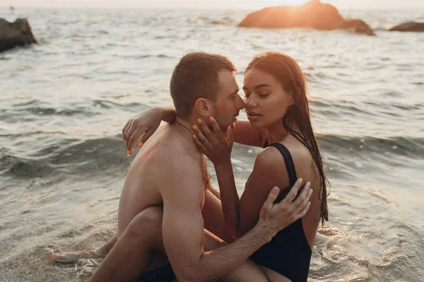 Lindo Casal Beijando Mar — Fotografia de Stock