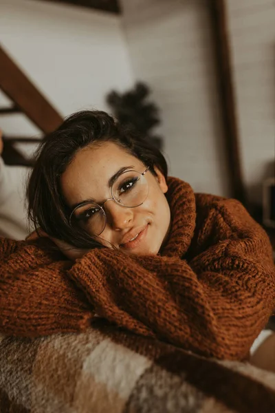 Retrato Estilo Vida Menina Bonita Sentada Sofá Olhando Para Câmera — Fotografia de Stock