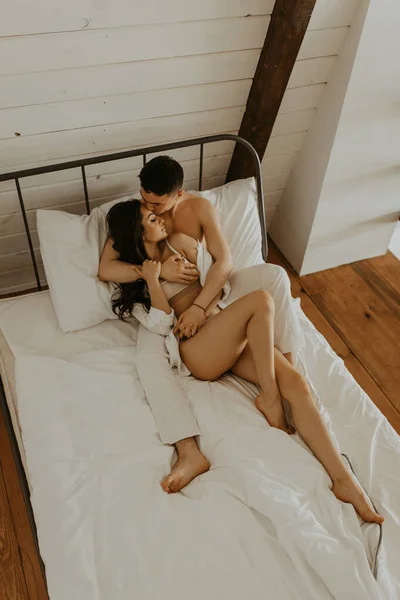 Pasangan Kekasih Yang Cantik Berciuman Tempat Tidur — Stok Foto