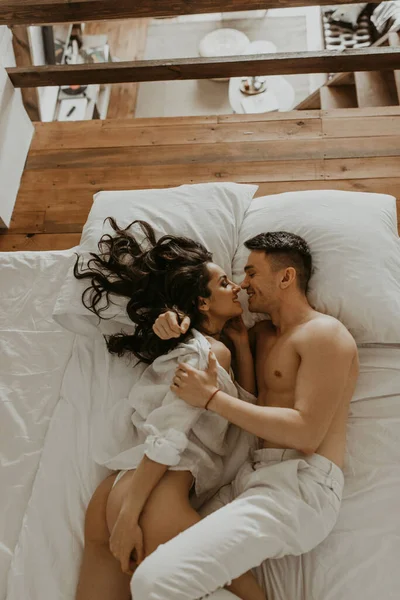 Belo Casal Amoroso Beijando Cama — Fotografia de Stock