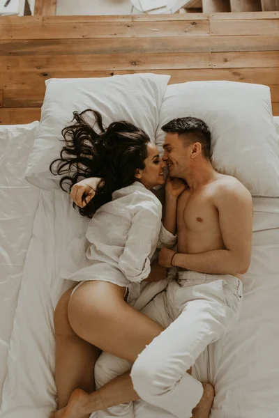 Belo Casal Amoroso Beijando Cama — Fotografia de Stock