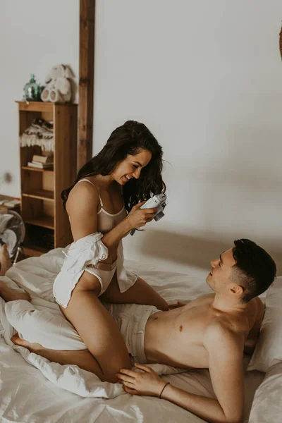 Beautiful Young Couple Love Bed Hugging Laughing Taking Pictures — ストック写真