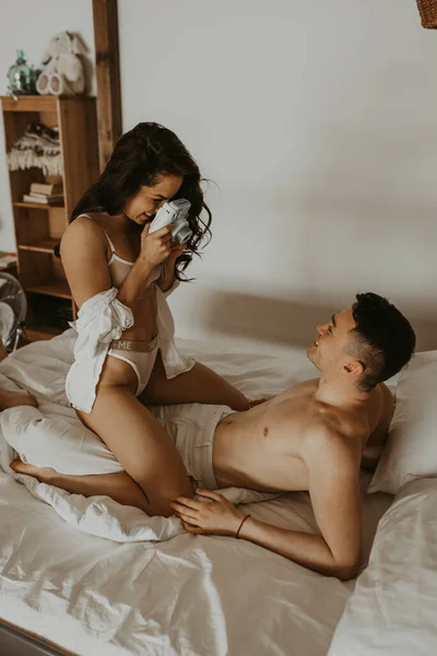 Güzel Genç Bir Çift Yatakta Gülüyor Fotoğraf Çekiyor Stok Resim
