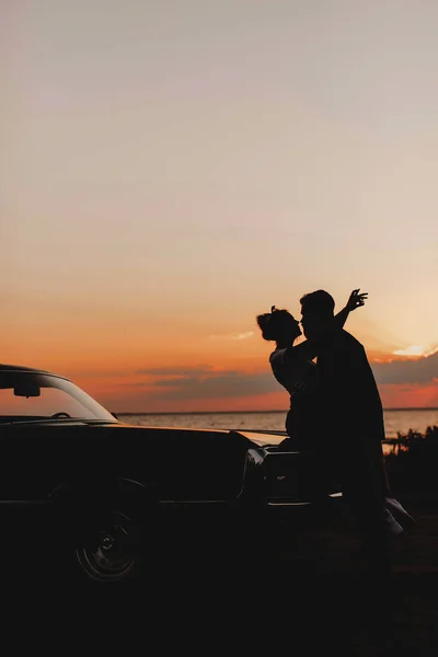 Siluet Pasangan Jatuh Cinta Saat Matahari Terbenam Oleh Laut — Stok Foto