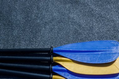 Gri dokulu arka plan üzerinde yatan mavi ve sarı kürek bıçakları