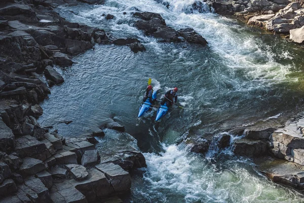 Dva muži z katamaran na divoké vodě procházejí rychle po horské řece na začátku jara — Stock fotografie