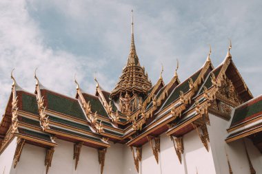 Bangkok, Tayland 'da Wat Phra Kaew çatısının alçak açılı bir görüntüsü.