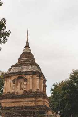 Chiang Mai, Tayland 'da bulutlu bir gökyüzünün altında Wat Chet Yot' un dikey çekimi.