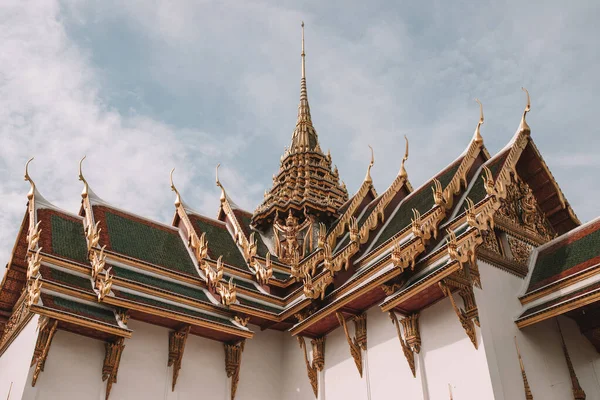 Egy Alacsony Szög Lövés Wat Phra Kaew Tető Alatt Napfény — Stock Fotó