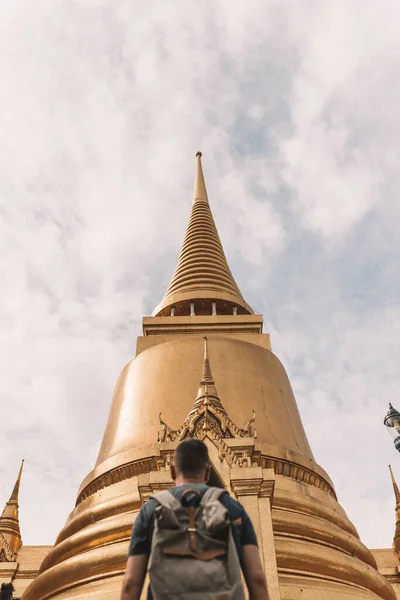 Egy Függőleges Felvétel Egy Személyről Aki Wat Phra Kaew Előtt — Stock Fotó