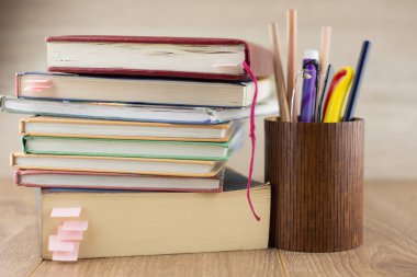 Bilgi edinme: kitap ayracı ve gözlüklü bir yığın kitap