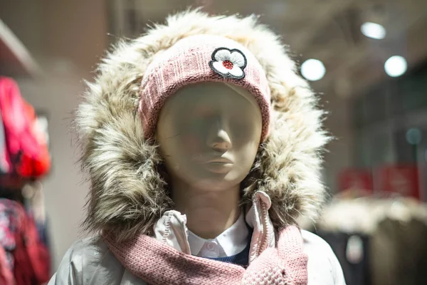 Eine Schaufensterpuppe Kleidung Eine Jacke Mit Kapuze Eine Rosa Mütze — Stockfoto