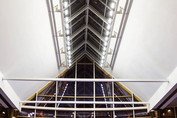 天井に金属製の梁があるインテリアデザイン — ストック写真