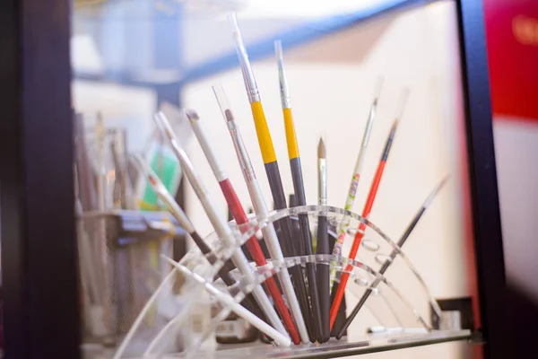 Theke Einkaufszentrum Mit Einem Produkt Für Den Nagelservice Verschiedene Gelbürsten — Stockfoto