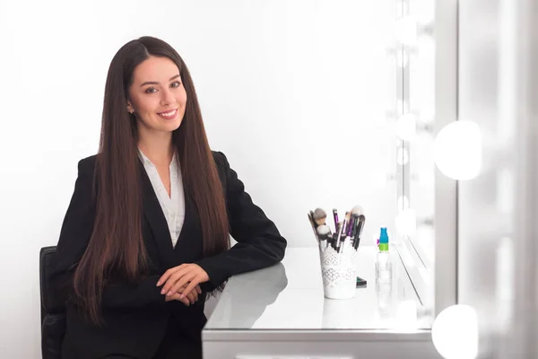 Chica Maquilladora Con Pelo Largo Oscuro Traje Trabajo Sentado Mesa —  Fotos de Stock