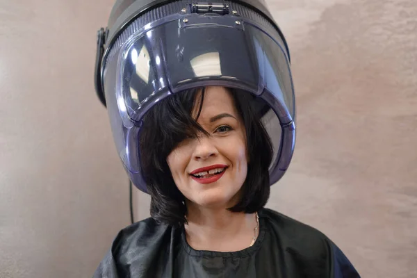 Femme Aux Cheveux Noirs Sèche Les Cheveux Dans Coiffure Salonwoman — Photo